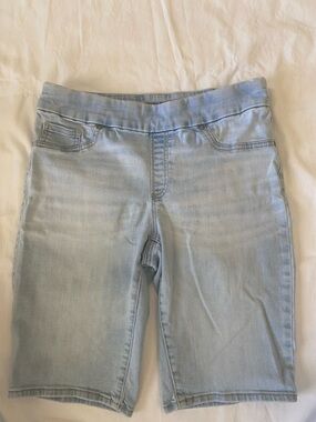 Light Wash Women's Denim Bermuda Shorts - Casual Stretch